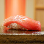 鮨 十兵衛 - ◇中トロ（青森 大間）
      恍惚とさせるほどに美しいフォルム。
      わかれ身という2回転分しか取れない極上部位。
      偶然にも当たれば間違いなくラッキーです。