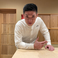 鮨 十兵衛 - 大将 塚田 哲也氏
                    所作からあふれる人柄は訪れるゲストを魅了させます。