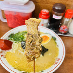 ラーメンきあげ - 煮玉子ラーメン　角煮が串に刺さってる