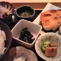 江戸前鮓 すし通 - ランチ、初訪問。握りは、完全予約制とのことで、次回にもちこし。残念！とはいえ、かなり焼き魚（金目）定食のレベルは高い。