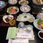 Sasakura Onsen Unryuusou - （夕食）夕食のテーブル。お刺身や温かい料理は後から順に運ばれます。