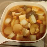 ディオ - おでんを作っています。買った黒板こんにゃく、豆腐他、我が家にあったじゃがいも、人参、玉子などが入っています。(2022.11/中旬)