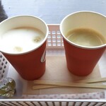 赤城山頂駅記念館サントリービア･ハイランドホール - カフェラテ（ホット）（左）＆ 御神水コーヒー