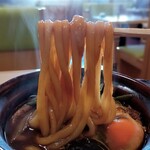 うどんと日本酒 つるん、 - 味噌煮込みうどん玉子　麺リフト