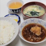 天ぷら定食ふじしま - 最初に、ご飯、天つゆ、味噌汁、漬物がでてきました。