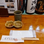 あずみの庵 - 始めに蕎麦茶、蕎麦の実と揚げ蕎麦が運ばれる