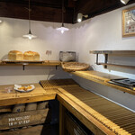 小さなパン小屋 一休 - 店内　本日も売り切れ続出でした