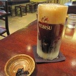 そば処 きのした - 「ジョッキの生」：黒ビールとのハーフ＆ハーフ、お通しの「蕎麦味噌」