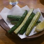 味人 - 揚げキュウリ 塩がふってあります！アスパラのように美味！