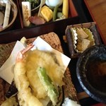 天つゆの上に　わらび餅がぁ