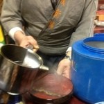 酒蔵新潟 - 岩魚酒に熱燗を注ぎ酒します