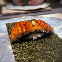 日本料理 TOBIUME - ◆凌ぎ「お手を拝借」・・フフ、シェフの茶目っ気あるネーミング。 橿原漁港の天然海鰻と有明の海苔。 鰻の身が厚く大きいのでお尋ねしましたら、1ｍだそう。What a big eel.。(≧◇≦)