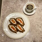 190125247 - 太秋柿のフルーツ・サンドとブレンド・コーヒー