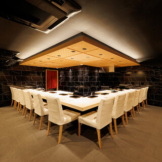 絵になる空間で美味しい鮨をあてに、贅沢な時間をお過ごし下さい