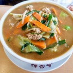 Chiyoueiken - 味噌ラーメン
                        スープ:惜しげなく並々と注がれ、
                        赤味噌系の香りがとても良くコク深い味。
                        最後まで、スープがアッツアツです。
