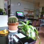 TVゲームで島が３つ作ってあって、５～６名が合い席になります。テレビが活躍していました：笑