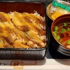 花菱 - あなごめし(お重)(税込3,300円)【ご飯半分】
お吸い物&お漬け物付
餅米入り穴子出汁で炊いたご飯(広島県産)に焼き穴子を載せてあります
ご飯の硬さは調度良かったのですが、穴子が・・・