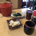 Corona Shokudo - 先づ漬物とお茶が運ばれてくる