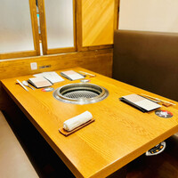 誇味山 - ◎4人掛けのテーブルの半個室で食事。小窓を開けて込山さんが肉を焼いていく。