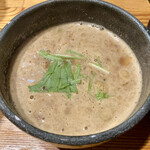 つけ麺 雀 - つけ汁。食べた後の割スープで飲み干しました。割スープに酸味があり、最後はさっぱりで終えました。