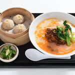 C 富春小籠包と辛味肉麺 C 富春小籠包と辛味肉麺