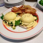 Eggs'n Things - バジルシュリンプとアボカドのエッグベネディクト