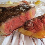 ウシマル - 肉盛合せ：房州産の仔猪の骨付きロース、夷隅(いすみ)産のジャージー牛のリブ芯ロース、山武産の網取り仔鴨の胸・笹身・もも、横芝産デュロック種の生後3ヶ月の仔豚のもも3