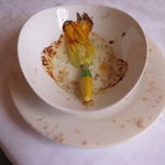 ウシマル - 自家菜園の花ズッキーニのオーブン焼き、夷隅(いすみ)産モッツァレラチーズを詰めて　生ハムを振りかけて