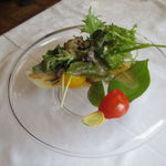 ウシマル - 地場の野菜と山菜のサラダ、大豆のソースで2