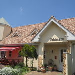 ウシマル - 緑が目に優しい、可愛らしい一軒家