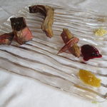 ウシマル - 肉盛合せ：房州産の仔猪の骨付きロース、夷隅(いすみ)産のジャージー牛のリブ芯ロース、山武産の網取り仔鴨の胸・笹身・もも、横芝産デュロック種の生後3ヶ月の仔豚のもも9