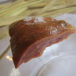 ウシマル - 夷隅(いすみ)産の房総地鶏のレバー、砂肝、せせりの藁焼き　山わさびと岩塩で3