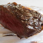 ウシマル - 肉盛合せ：房州産の仔猪の骨付きロース、夷隅(いすみ)産のジャージー牛のリブ芯ロース、山武産の網取り仔鴨の胸・笹身・もも、横芝産デュロック種の生後3ヶ月の仔豚のもも2