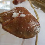 ウシマル - 夷隅(いすみ)産の房総地鶏のレバー、砂肝、せせりの藁焼き　山わさびと岩塩で2