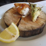 ウシマル - 房州産の猪の脳味噌とウドのフリット、オーブンで炙った檜の切株と共に1