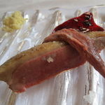 ウシマル - 肉盛合せ：房州産の仔猪の骨付きロース、夷隅(いすみ)産のジャージー牛のリブ芯ロース、山武産の網取り仔鴨の胸・笹身・もも、横芝産デュロック種の生後3ヶ月の仔豚のもも4