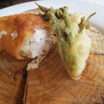 ウシマル - 房州産の猪の脳味噌とウドのフリット、オーブンで炙った檜の切株と共に2