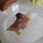 ウシマル - 夷隅(いすみ)産の房総地鶏のレバー、砂肝、せせりの藁焼き　山わさびと岩塩で4