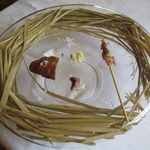 ウシマル - 夷隅(いすみ)産の房総地鶏のレバー、砂肝、せせりの藁焼き　山わさびと岩塩で1