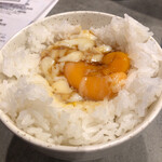 炭火焼肉と炉端 康 - 付いてた半熟卵をご飯に乗せて♪