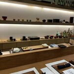 CRAFEAT - 板場の後ろの壁に収納される伝統工芸品