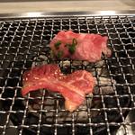 炭火焼肉と炉端 康 - 奥がネギタン塩、手間がカルビ