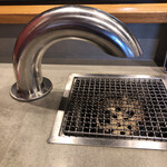 炭火焼肉と炉端 康 - 焼き台、この中に炭が入れられてから焼きます。