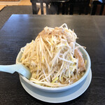 ラーメン弐豚 - 豚そば　肉少なめ 840円(270g、野菜増し増し、ニンニク増し)