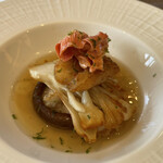 エリア 耀 - ◎ 熱菜２皿目の、カサゴで魚料理ですが、数種のキノコの出汁と中華風の少し酢が効いたスープがこれも美味しい。食べたことない美食。