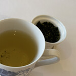 エリア 耀 - こちらは、鉄観音ウーロン。確か1,000円。流石の高級茶の風味です。花茶と同じく数回は継ぎ足しで飲めるので、３杯とすると1回あたり300円くらい。