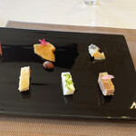 エリア 耀 - ◎ 前菜　左上の平目の中華風サラダにはじまり、豚肉・鶏肉、ソデイカ、鮑、サツマイモなどが紹興酒やオリーブオイルでマリネと多岐に渡る調理。初めから唸ってしまう。