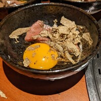 蕃 YORONIKU - ザブトンのすき焼きトリュフ添え