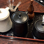 肉料理あんどう - テーブルセットは味噌ダレ、醤油ダレ、ゴマ、一味