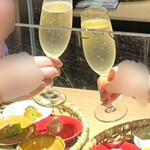 箱根・芦ノ湖 はなをり - ◯スパークリングワイングラス／プリセッコ スプマンテ エクストラドライ¥900
            で乾杯。ビュッフェを取りに行く間に席に届いていました。
            (ガラスにいろんな人が写りこんでいたので手元だけで(^◇^;))